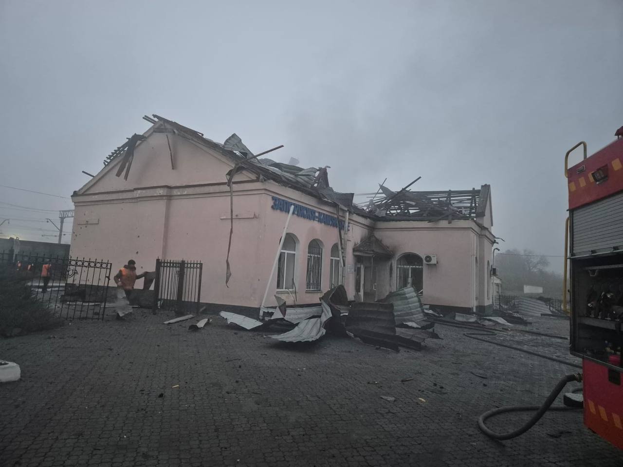 Атака дронів по Кам’янському: 8 поранених, влучання у будинок і залізничну станцію