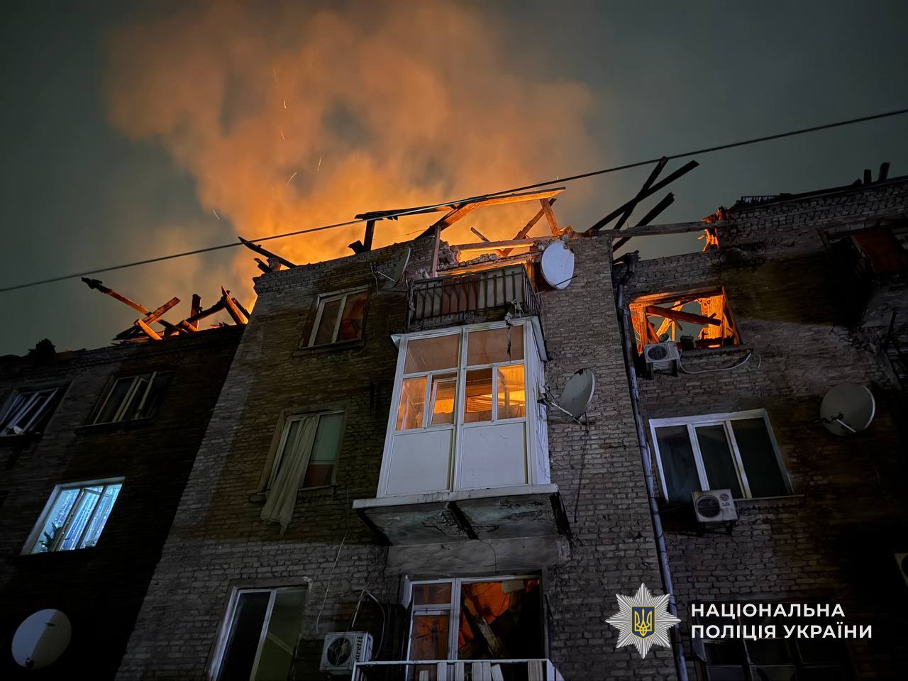 Атака дронів по Кам’янському: 8 поранених, влучання у будинок і залізничну станцію