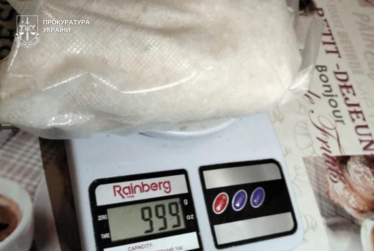 Наркотики поштою: мешканка Дніпровщини розсилала психотропи по Україні