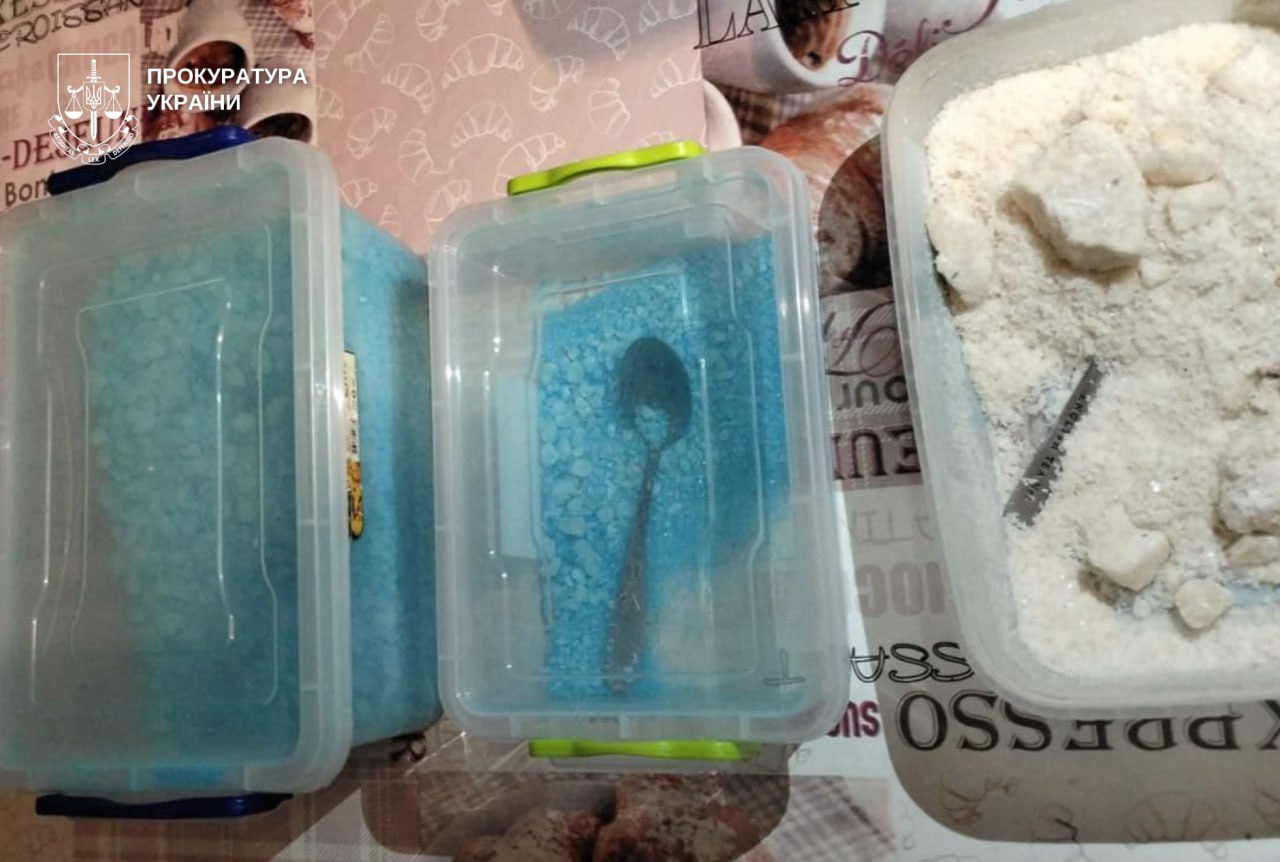 Наркотики поштою: мешканка Дніпровщини розсилала психотропи по Україні