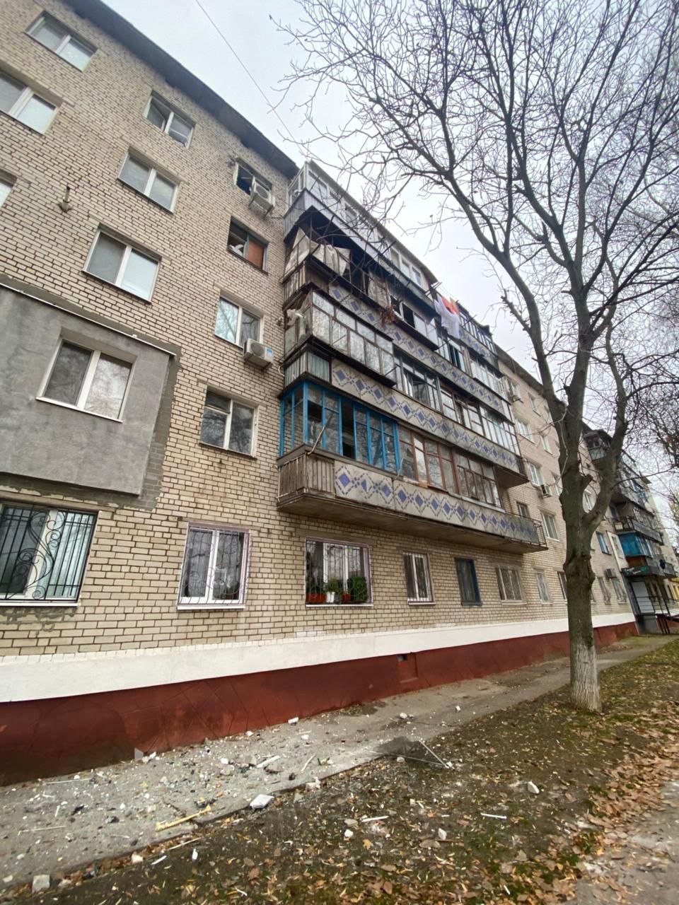 По Дніпру вдарили дрони: пошкоджена чотириповерхівка, є постраждалі