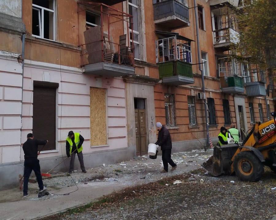 У Дніпрі ліквідовують наслідки ворожої атаки, яка сталася ввечері 6 листопада