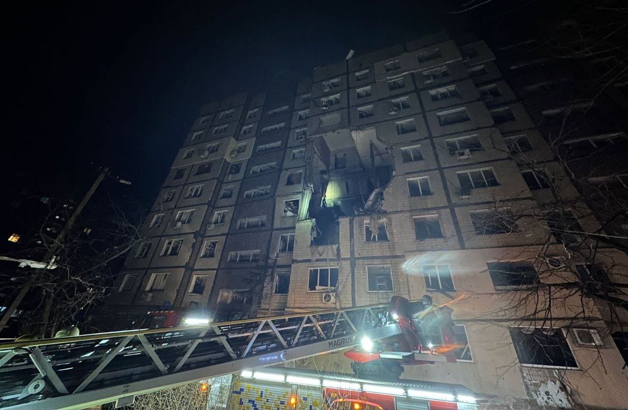 Комбінована атака РФ на Дніпро: пошкоджена багатоповерхівка, є загиблі та поранені