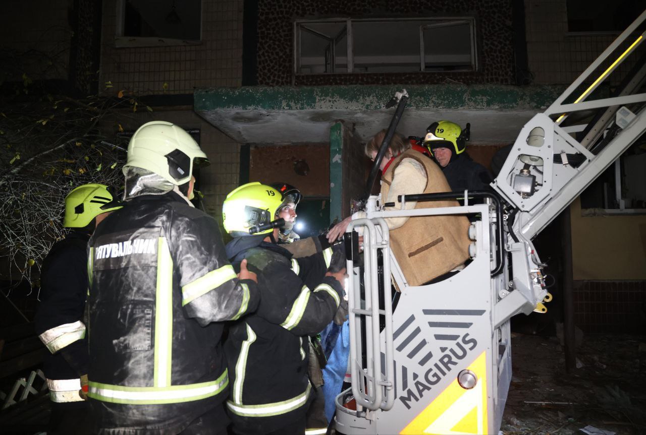 Комбінована атака РФ на Дніпро: пошкоджена багатоповерхівка, є загиблі та поранені