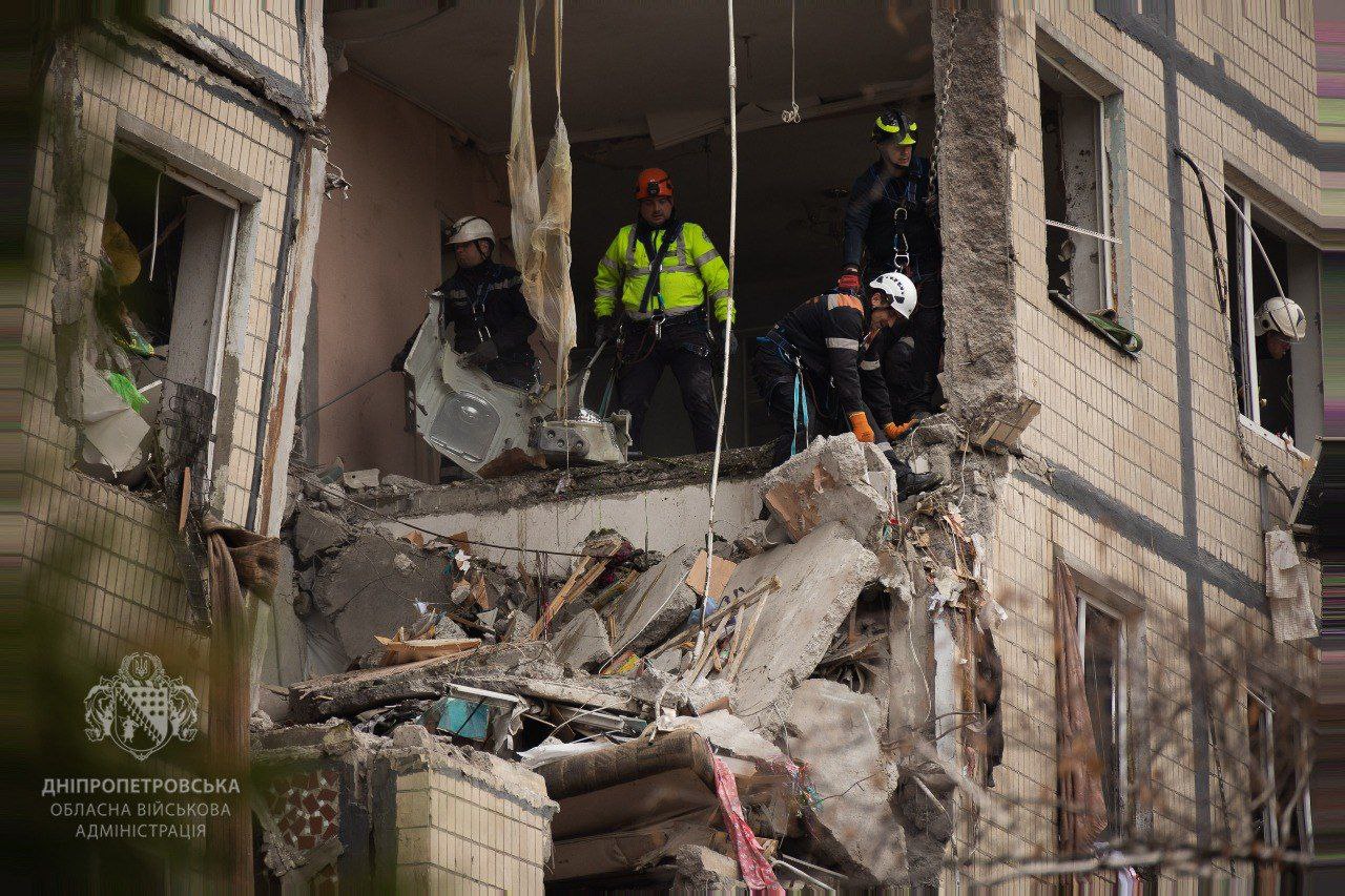 Комбінована атака РФ на Дніпро: пошкоджена багатоповерхівка, є загиблі та поранені