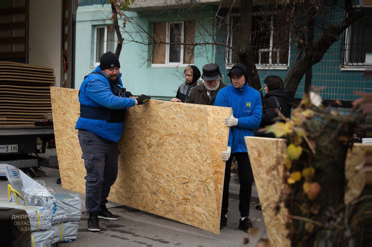 Комбінована атака РФ на Дніпро: пошкоджена багатоповерхівка, є загиблі та поранені