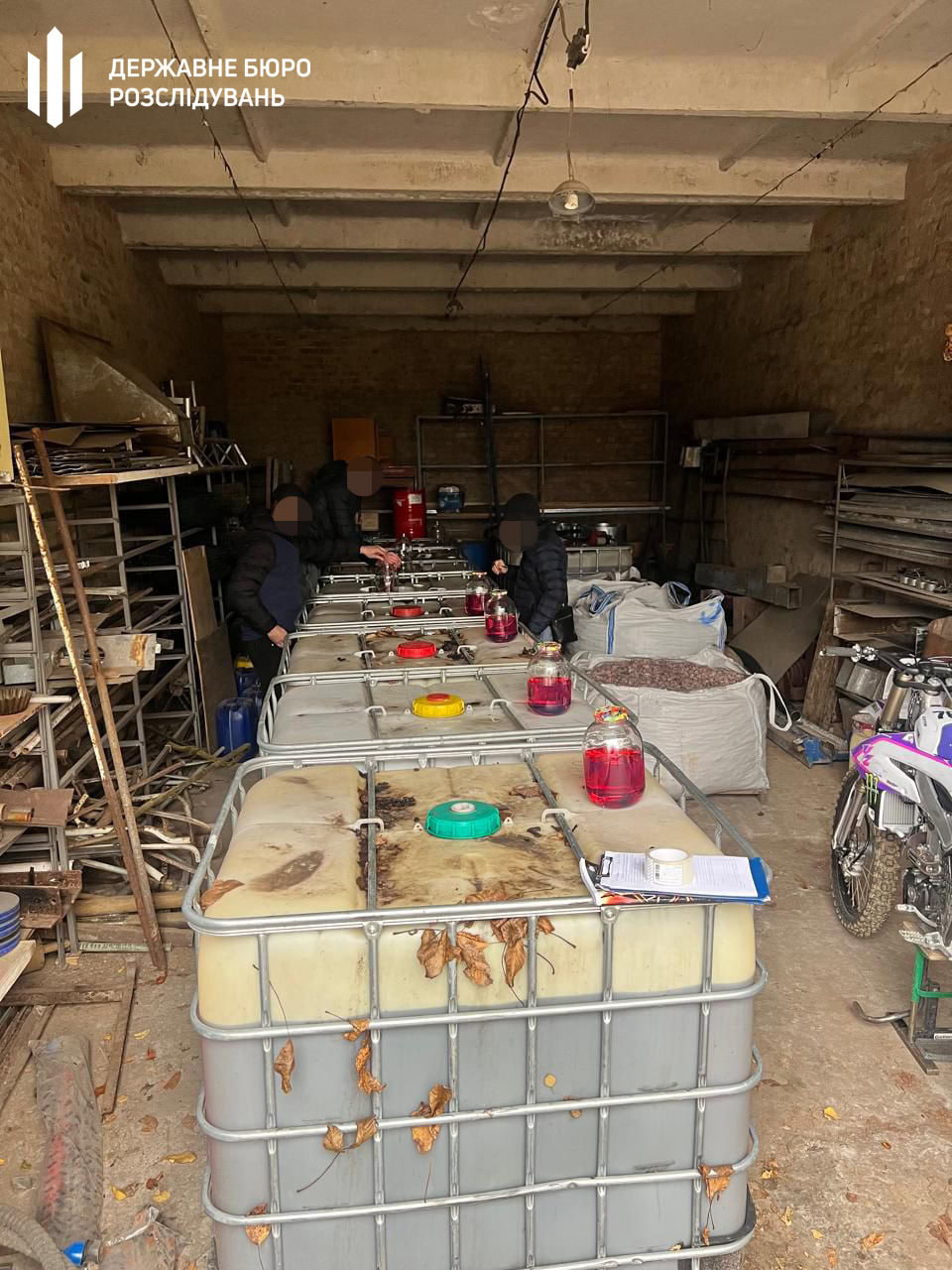 Масштабна схема з продажу пального ЗСУ: ДБР затримало військових з Дніпровщини