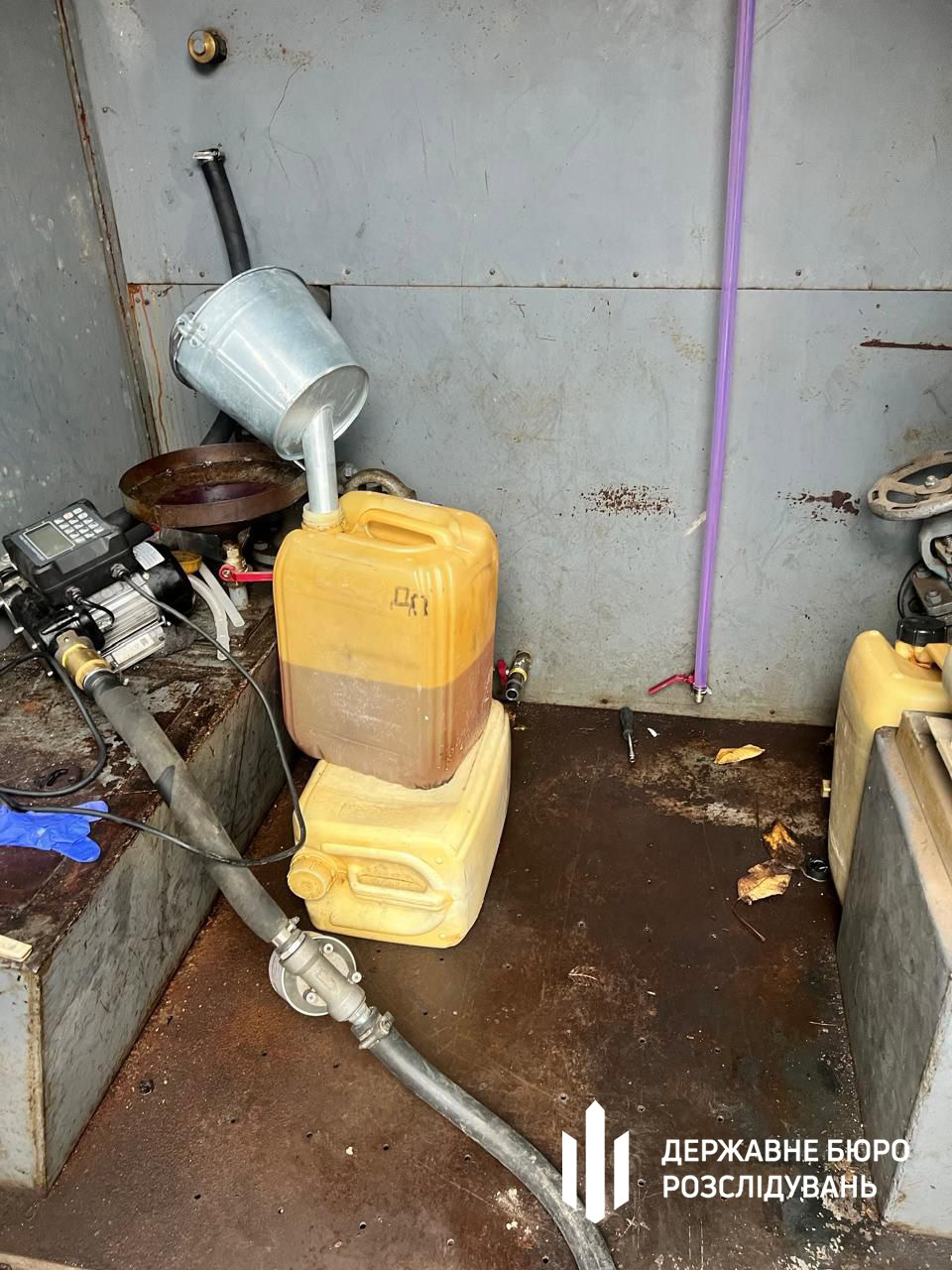 Масштабна схема з продажу пального ЗСУ: ДБР затримало військових з Дніпровщини