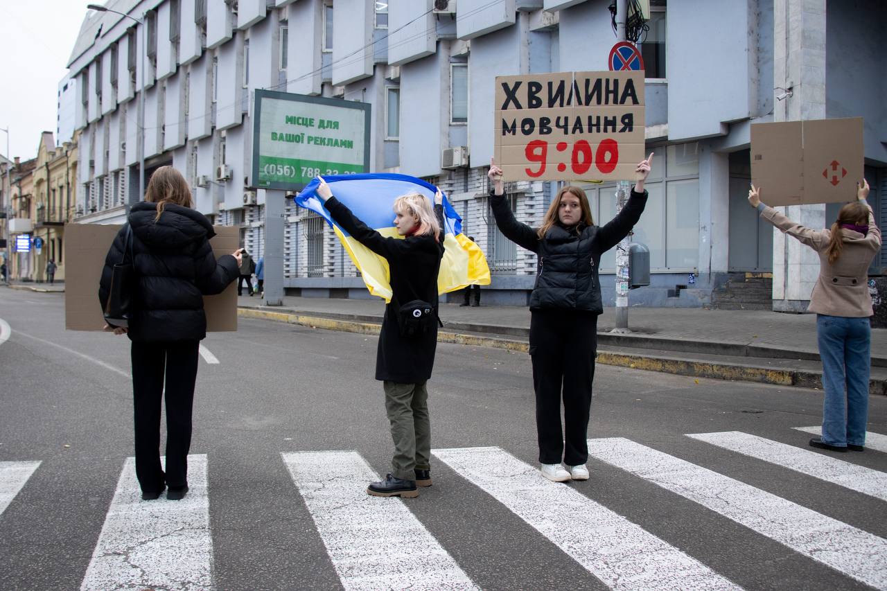 Молодь Дніпра вийшла на акцію пам’яті загиблих студентів через війну