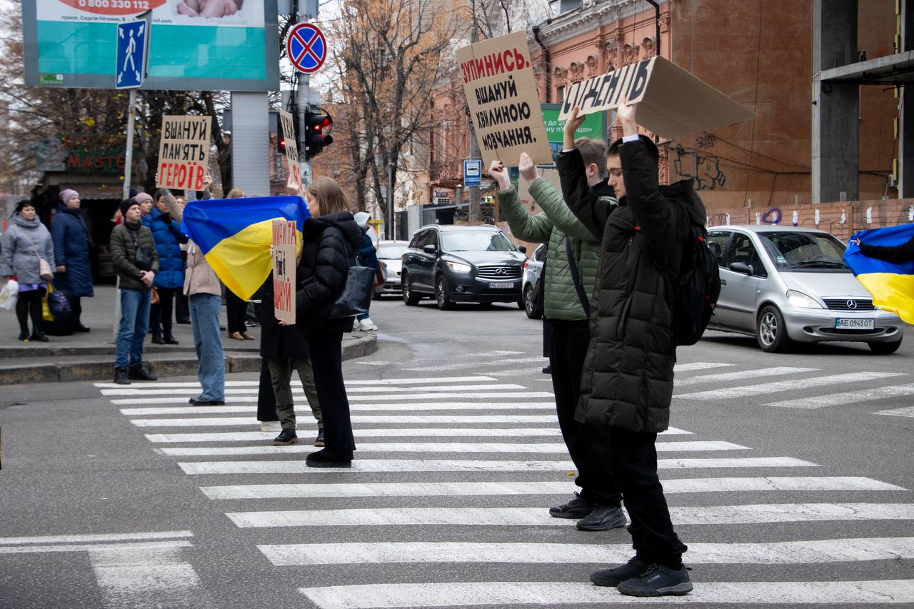 Молодь Дніпра вийшла на акцію пам’яті загиблих студентів через війну