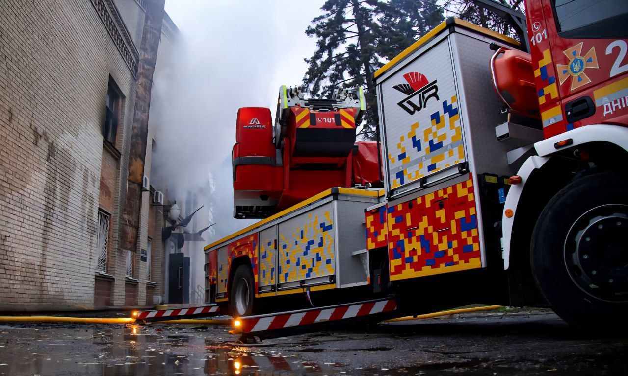 Масований удар дронів по Дніпру: є поранені, пошкоджена будівля медіа та інфраструктура