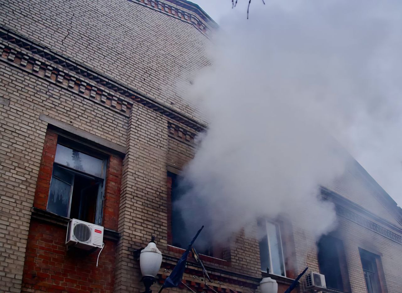 Масований удар дронів по Дніпру: є поранені, пошкоджена будівля медіа та інфраструктура