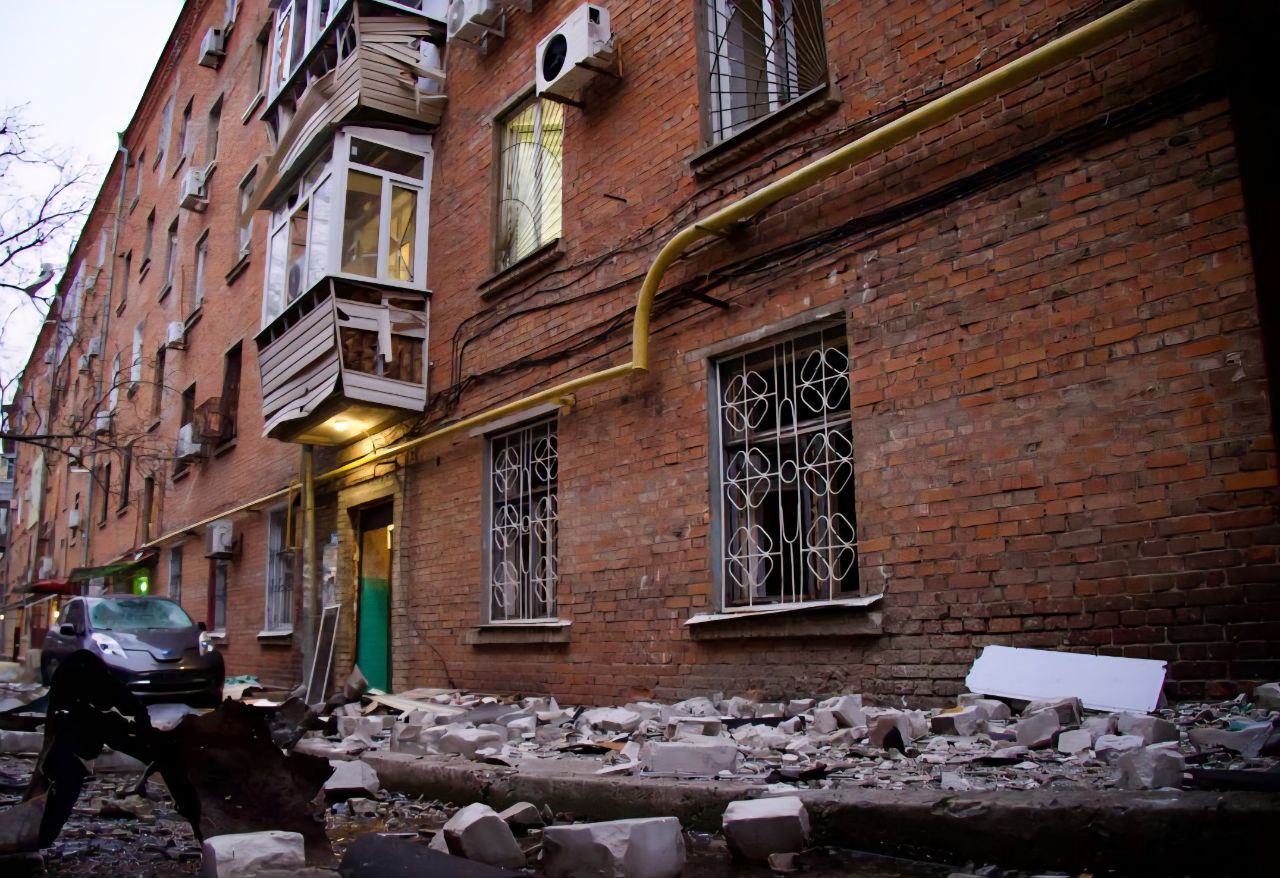 Масований удар дронів по Дніпру: є поранені, пошкоджена будівля медіа та інфраструктура