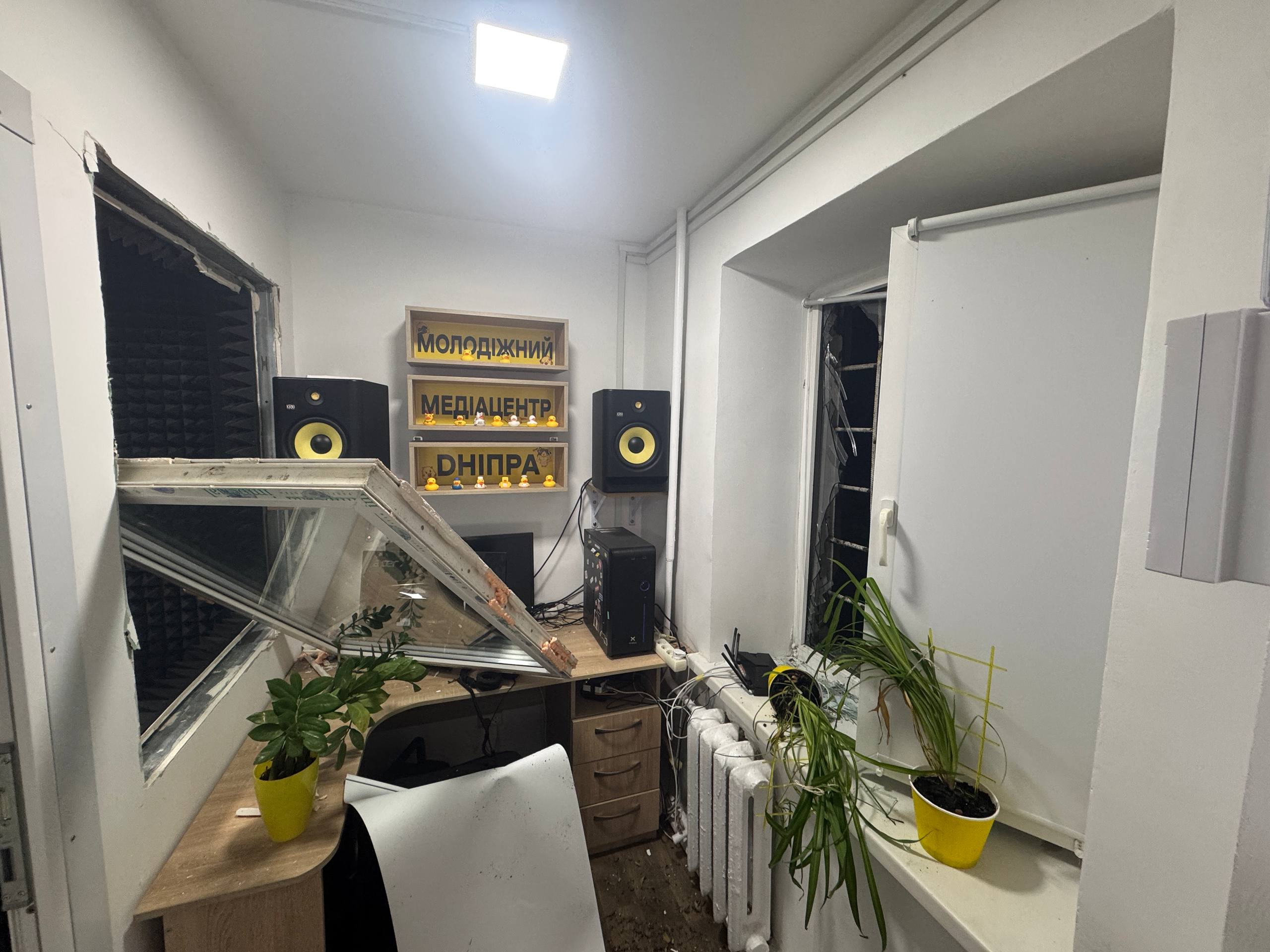 Дніпро після нічної шахедної атаки – тривають роботи з ліквідації наслідків