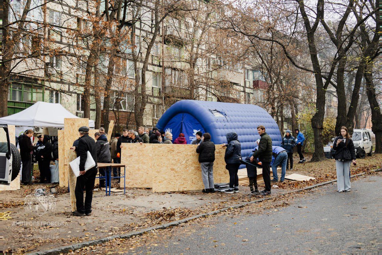 Дніпро після нічної шахедної атаки – тривають роботи з ліквідації наслідків