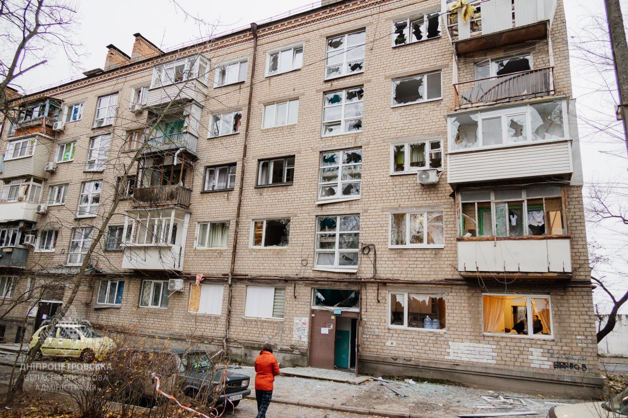 Дніпро після нічної шахедної атаки – тривають роботи з ліквідації наслідків