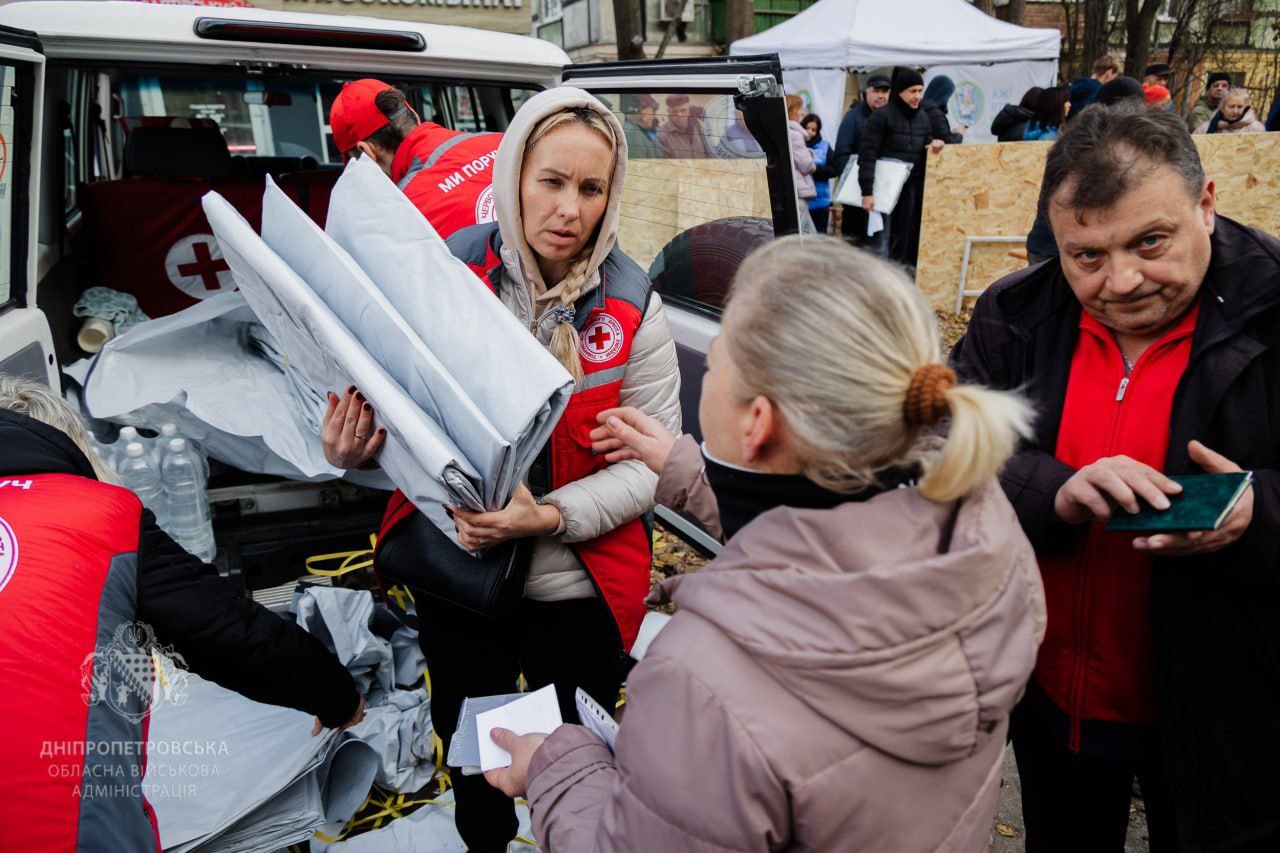 Дніпро після нічної шахедної атаки – тривають роботи з ліквідації наслідків