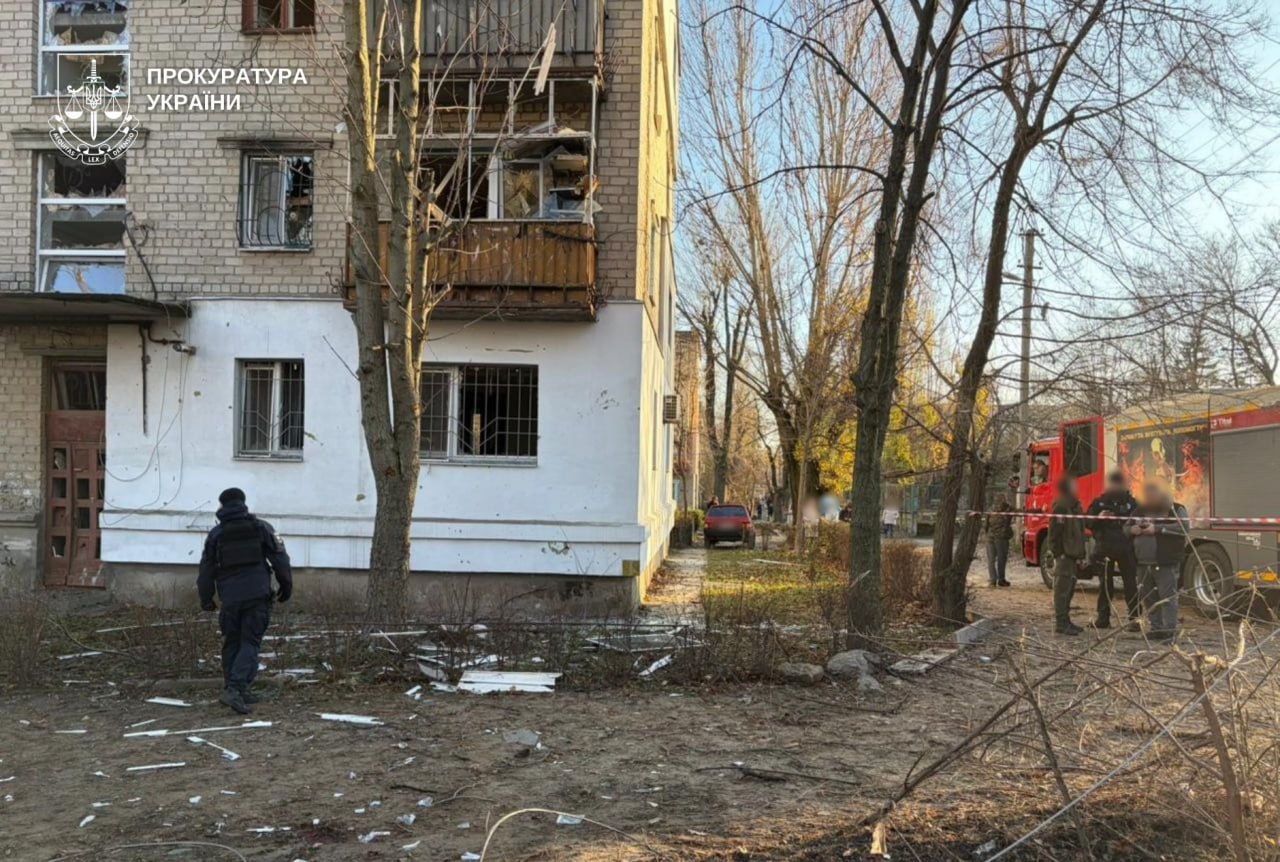 У Дніпрі внаслідок атаки дрона постраждали жінка та дитина, пошкоджено житлові будинки