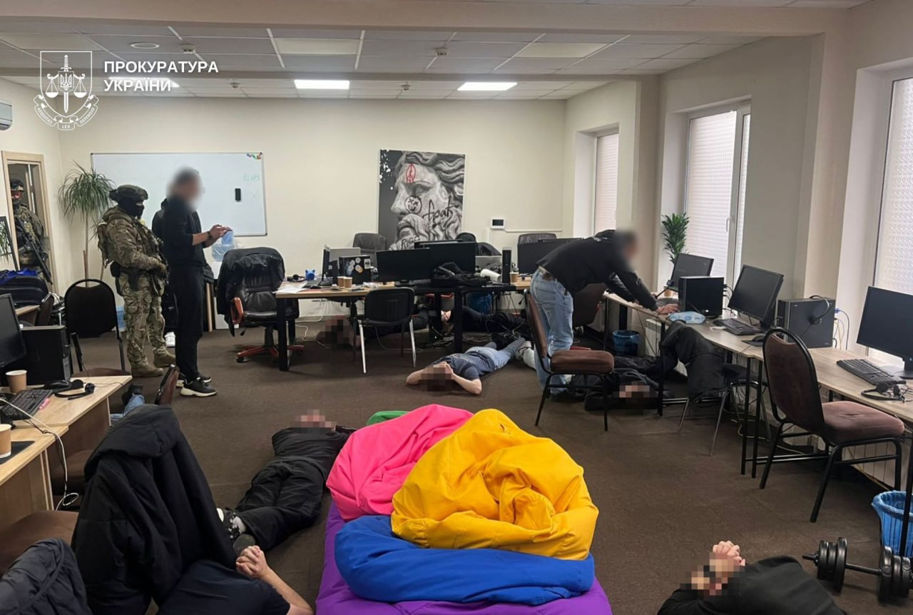 Отримували доступ до онлайн-банкінгу: у Дніпрі викрили шахрайські кол-центри