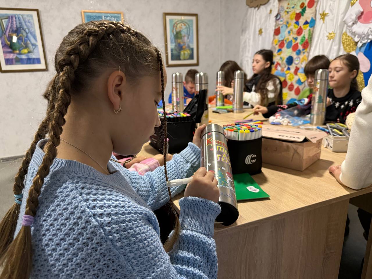 «Тепло для героїв»: у Кривому Розі діти розписують термоси для військових