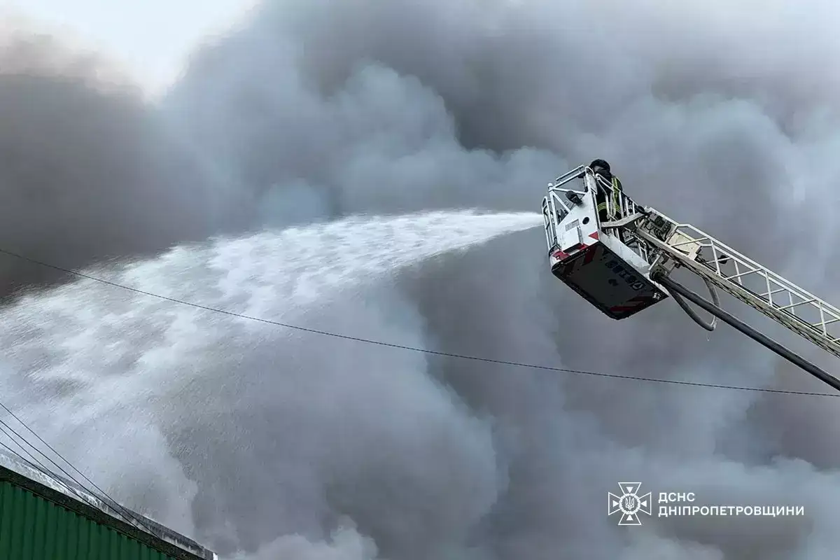 У Дніпрі після ракетної атаки сталася масштабна пожежа на центральному складі мережі аптек