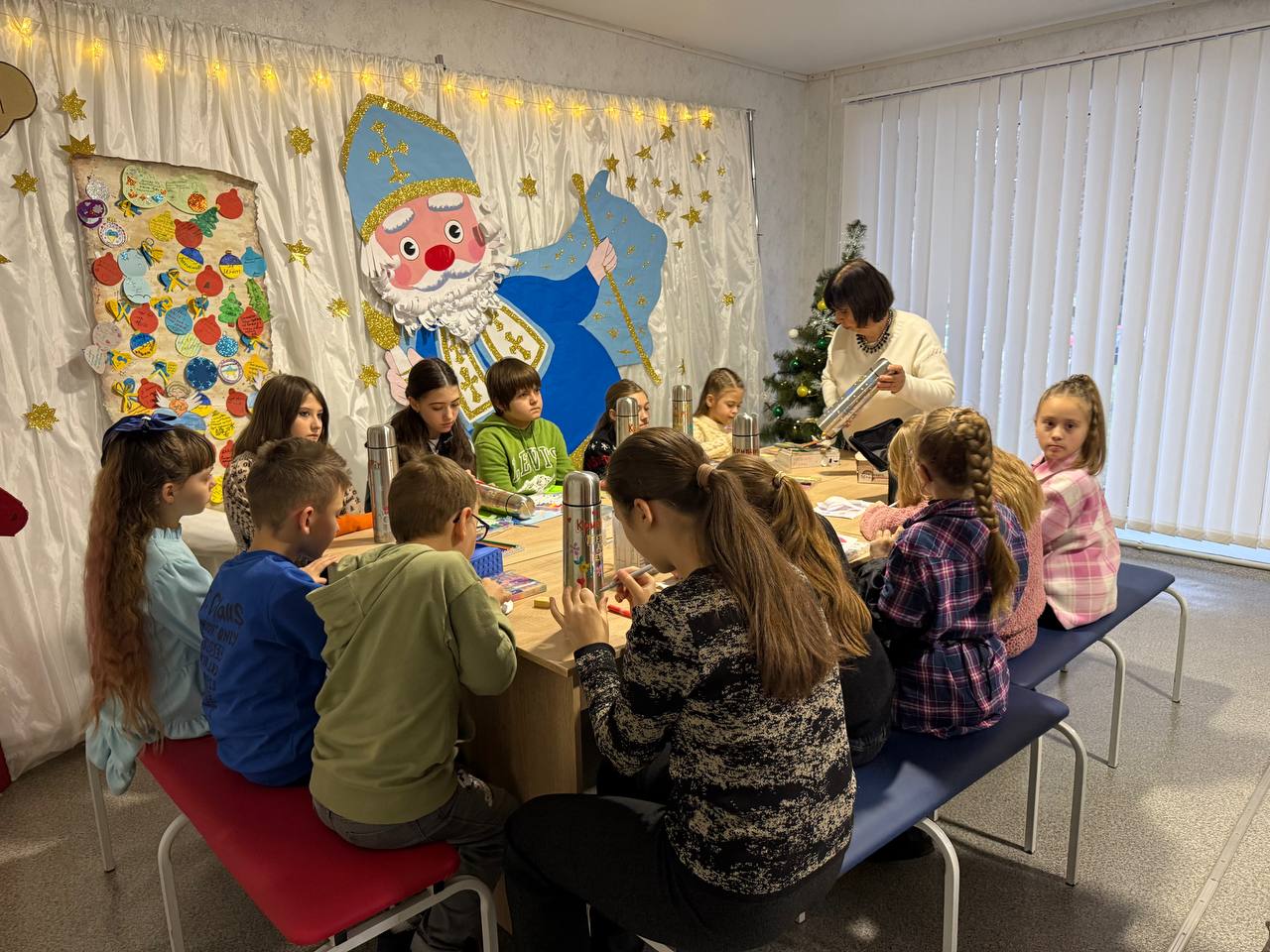 «Тепло для героїв»: у Кривому Розі діти розписують термоси для військових