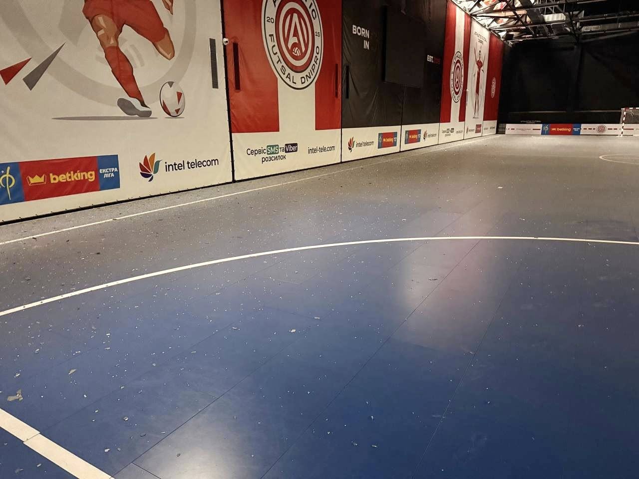 У Дніпрі російська атака пошкодила будівлю та спорткомплекс УДХТУ