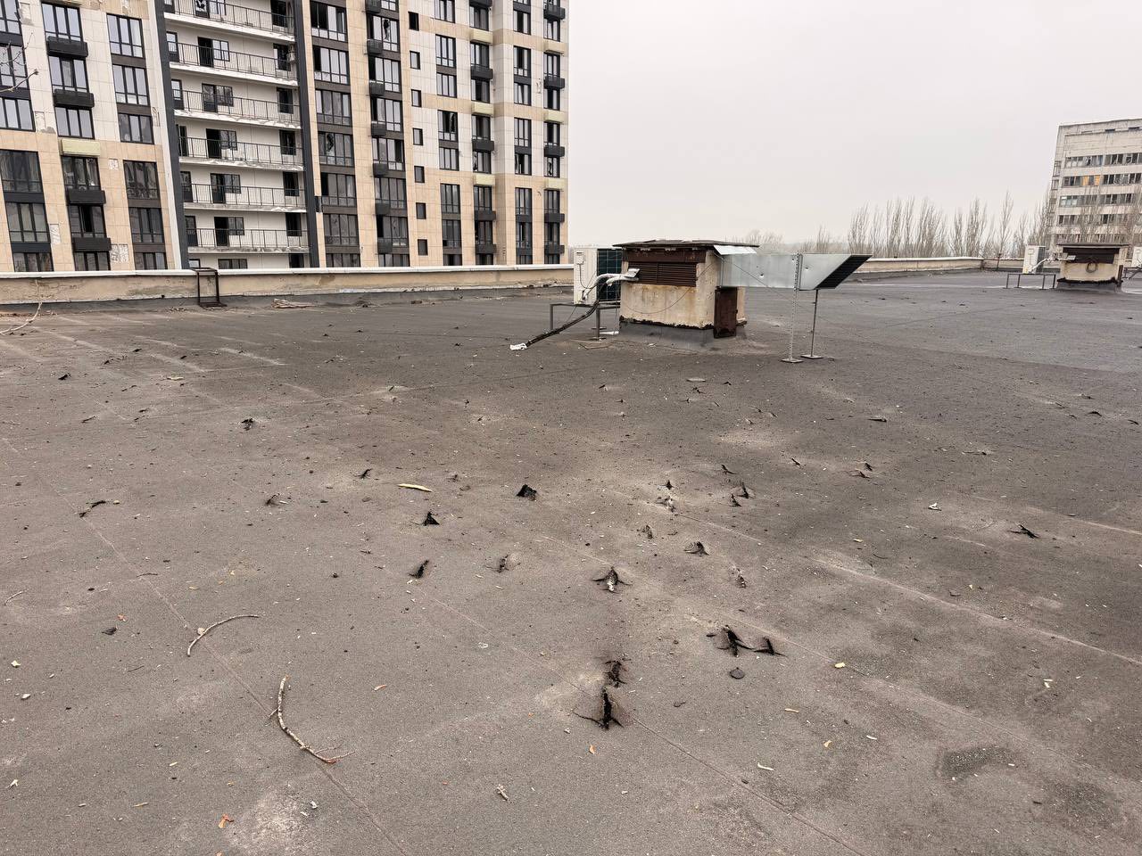 У Дніпрі російська атака пошкодила будівлю та спорткомплекс УДХТУ