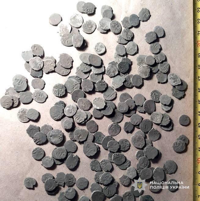 Антична фібула й скарб монет: поліція викрила спробу онлайн-продажу історичних артефактів