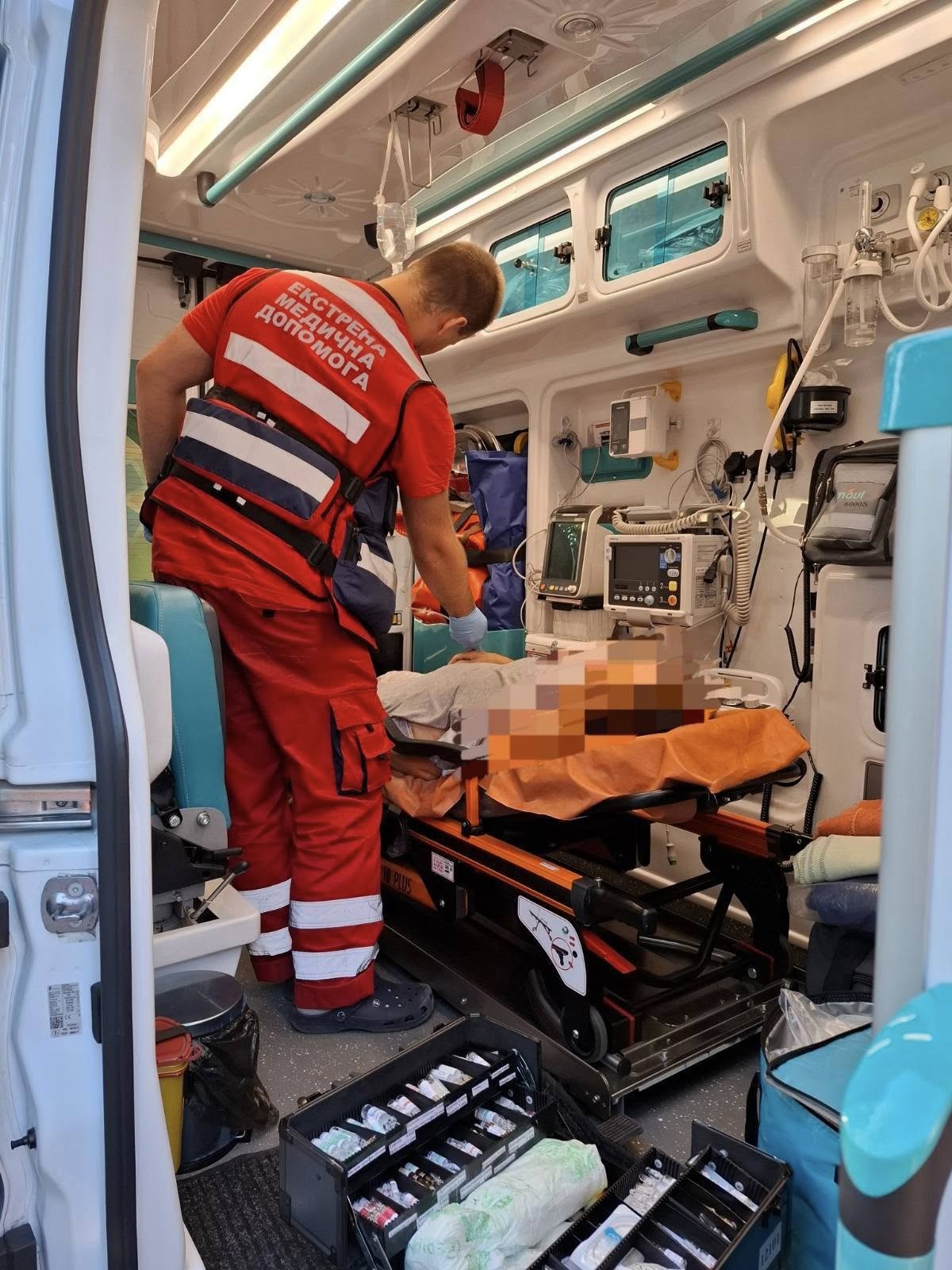 У Кам’янському жінку на переході збило авто – її врятувала бригада швидкої, що поверталась з виклику