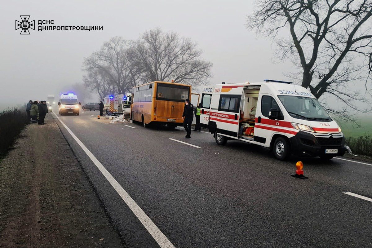 Смертельна ДТП за участю шкільного автобуса на Дніпровщині: 2 загиблих, 7 постраждалих