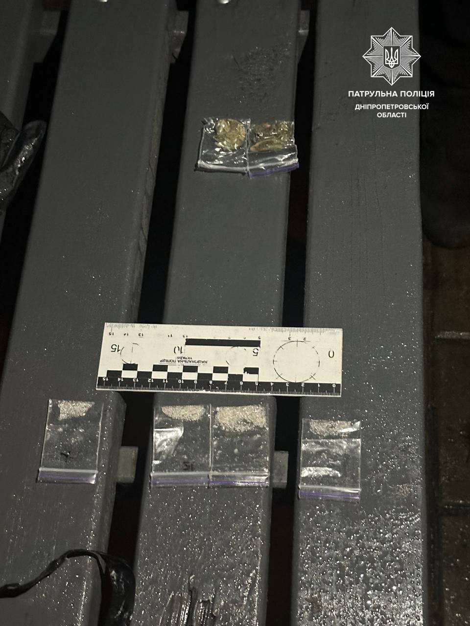 У Дніпрі затримали кермувальника, який приховував пакетики з ймовірними наркотиками