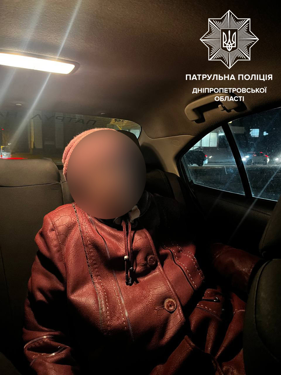У дніпровському метро загубилася жінка: патрульні допомогли їй повернутися додому