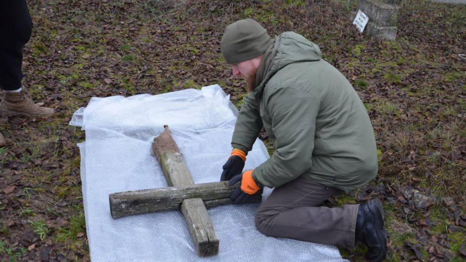 Артефакт часів Голодомору: у Петриківській громаді евакуювали хрест 1933 року