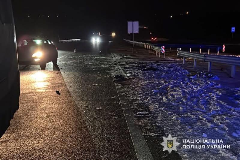 На трасі Дніпро – Кривий Ріг автомобіль врізався у поліцейське авто