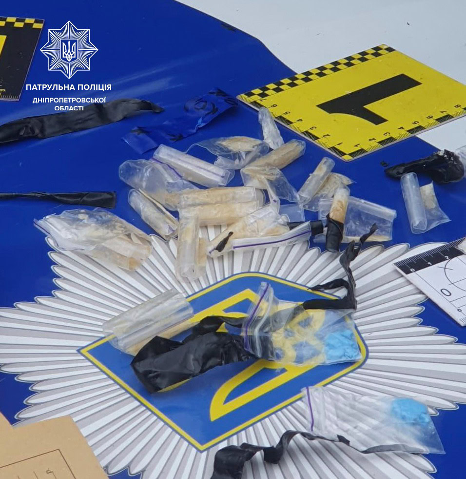 У Дніпрі патрульні зупинили чоловіка з 36 згортками ймовірних наркотиків