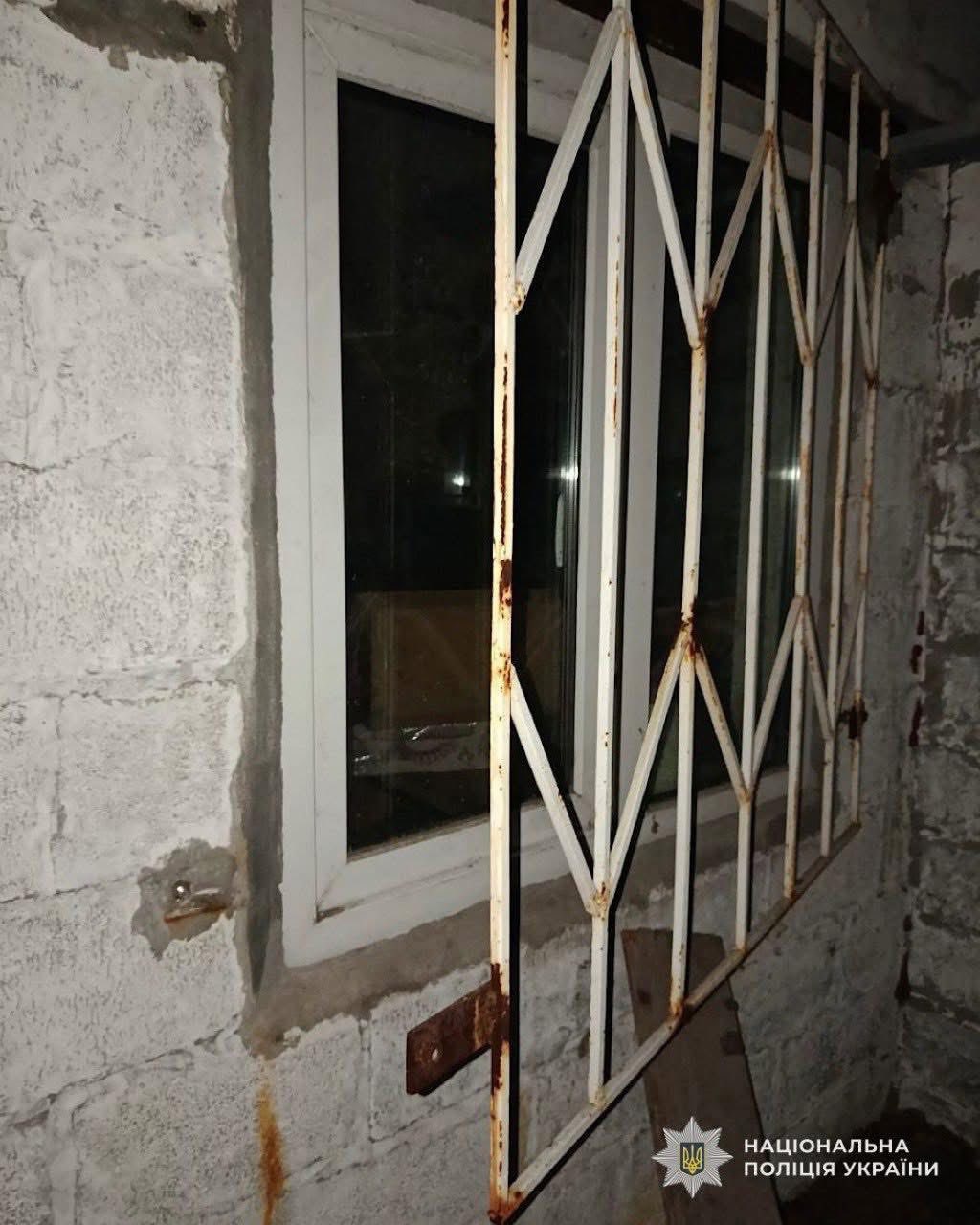 Пошкодив вікно та викрав інструменти: у Дніпрі чоловіка взяли під варту