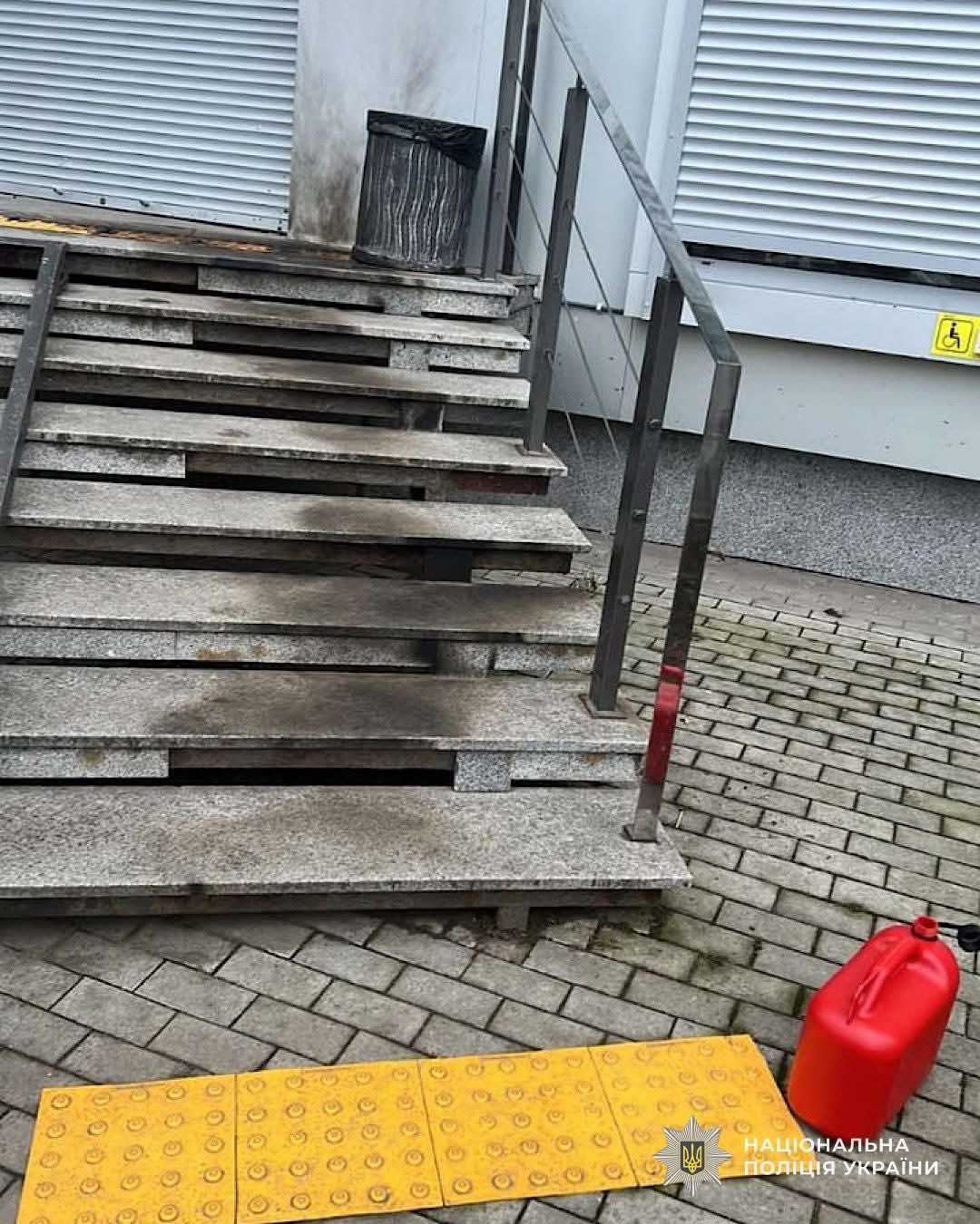 Підпалив відділення «Укрпошти» та банку: у Дніпрі взяли під варту 18-річного підозрюваного