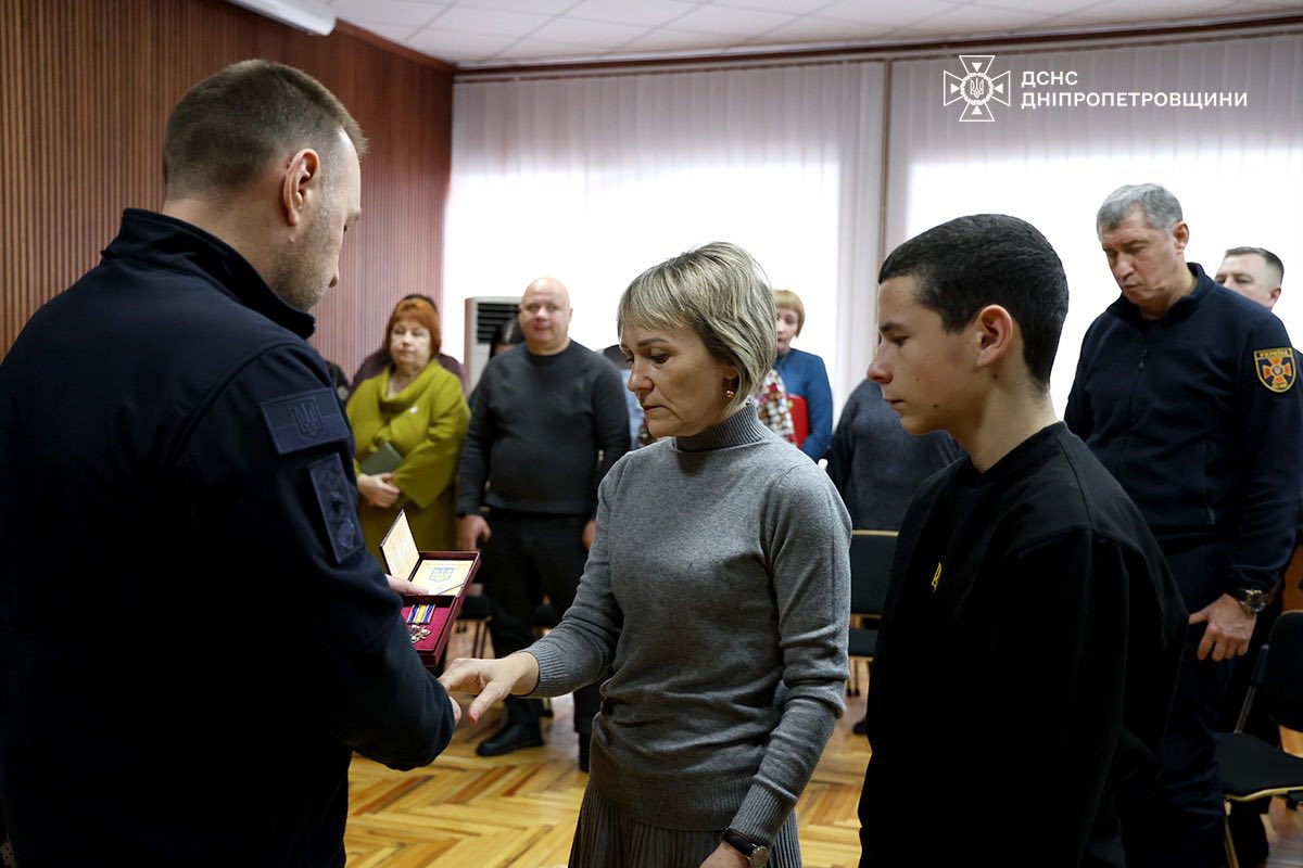 Натисни щоб дізнатись більше про: Загинув, рятуючи людей: вогнеборця з Нікопольщини відзначили державною нагородою
