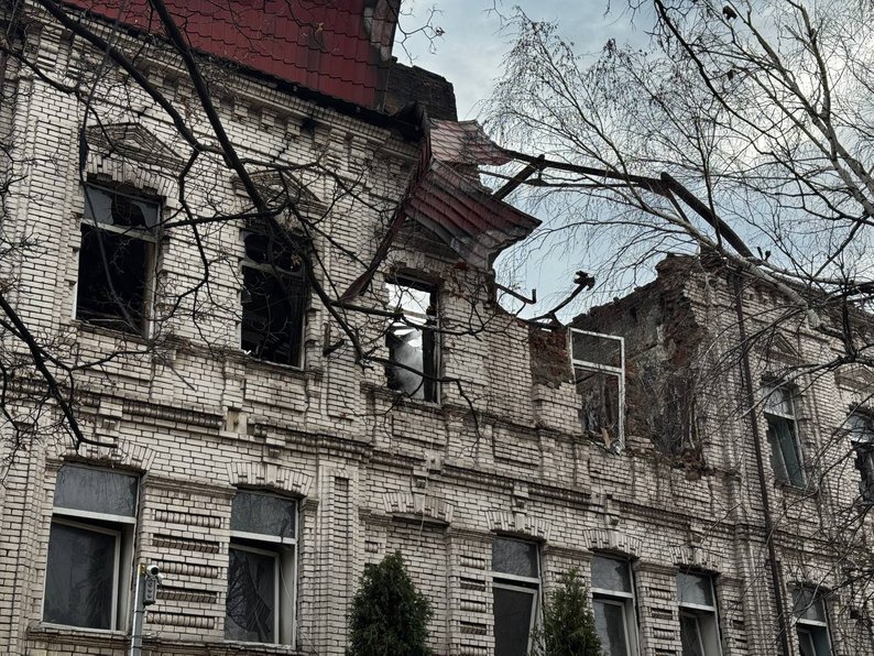 У Дніпрі після обстрілу РФ загорілася адмінбудівля – у регіоні є загиблий та поранені діти