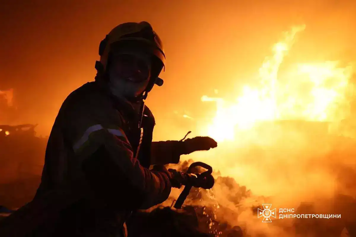 У Дніпрі після ракетної атаки сталася масштабна пожежа на центральному складі мережі аптек