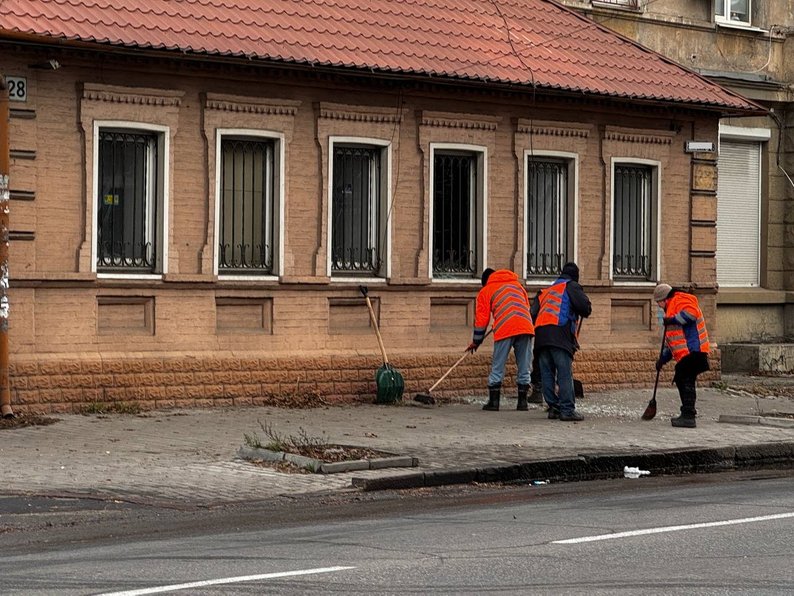 У Дніпрі після обстрілу РФ загорілася адмінбудівля – у регіоні є загиблий та поранені діти