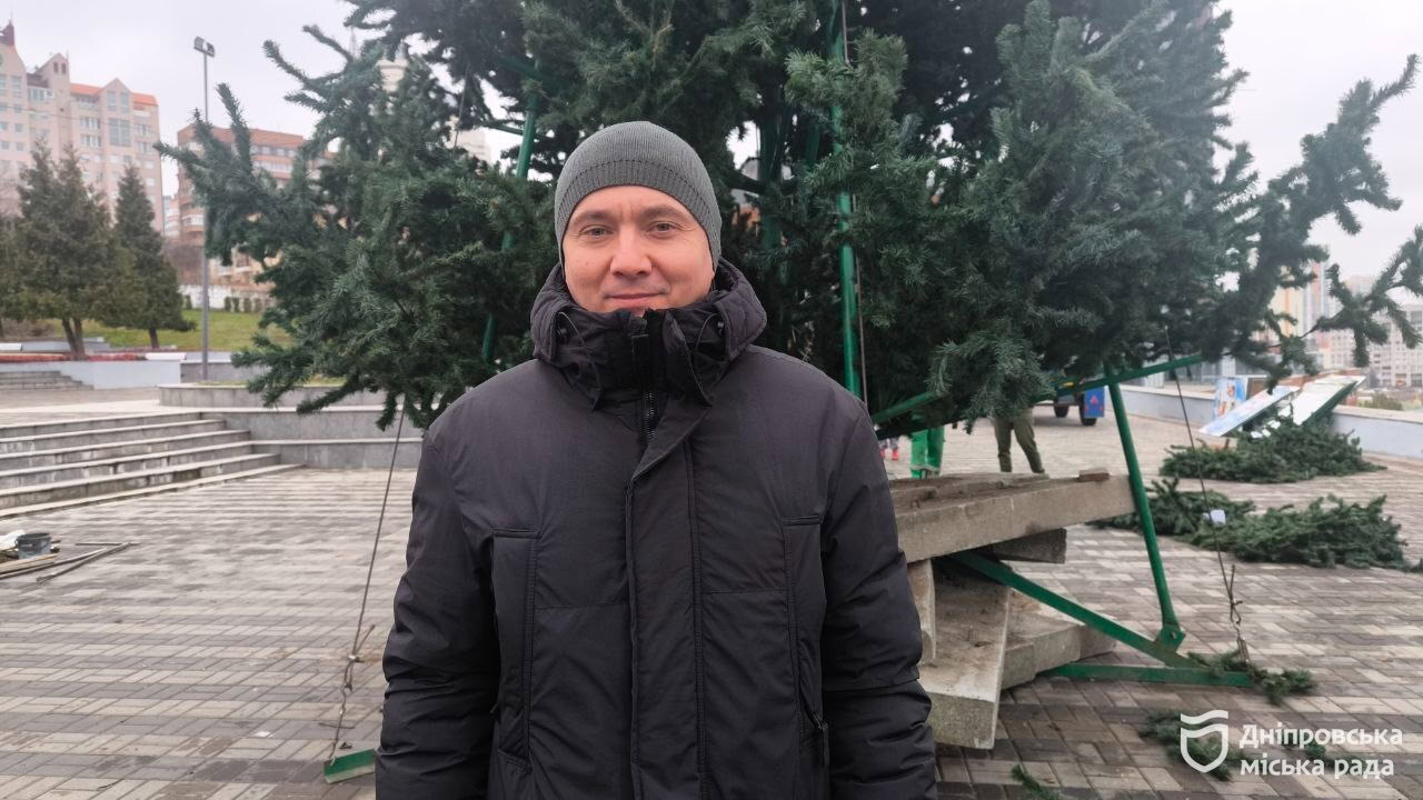 Дніпро розпочав підготовку до Різдва: у парках встановлюють ялинки та святкові локації