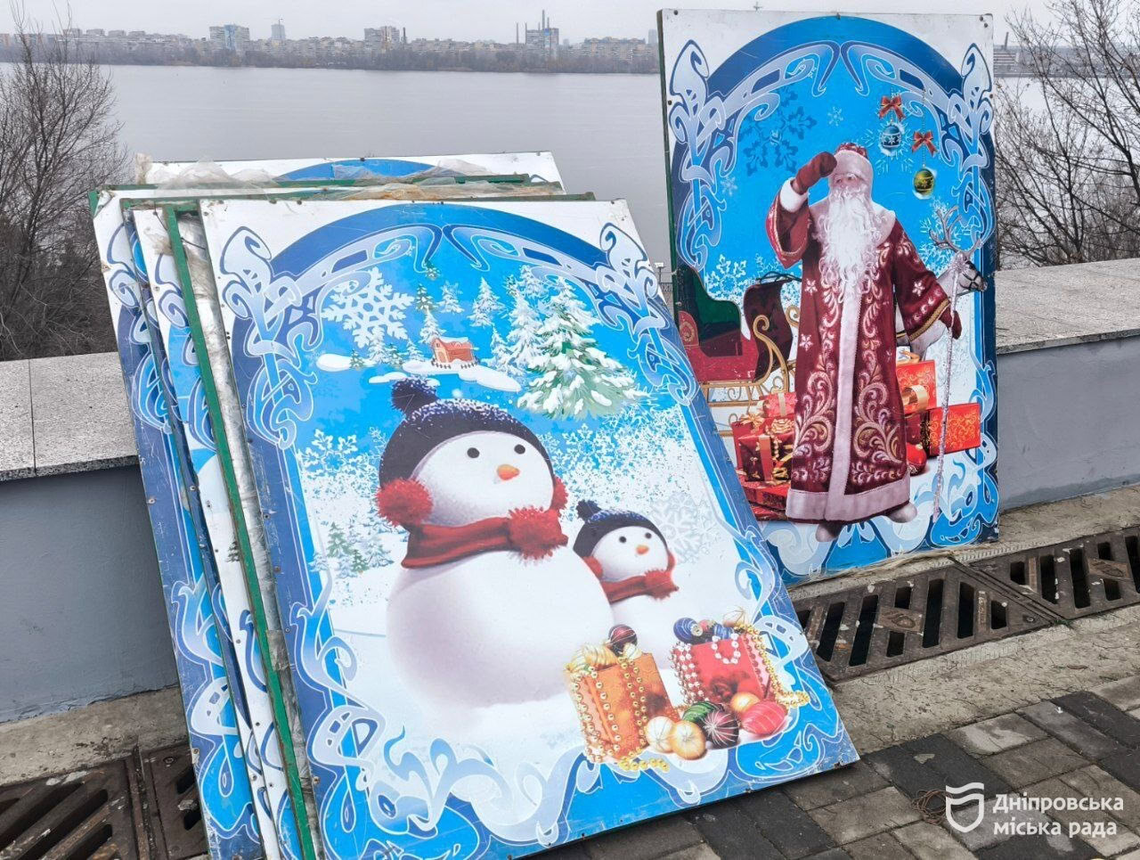 Дніпро розпочав підготовку до Різдва: у парках встановлюють ялинки та святкові локації