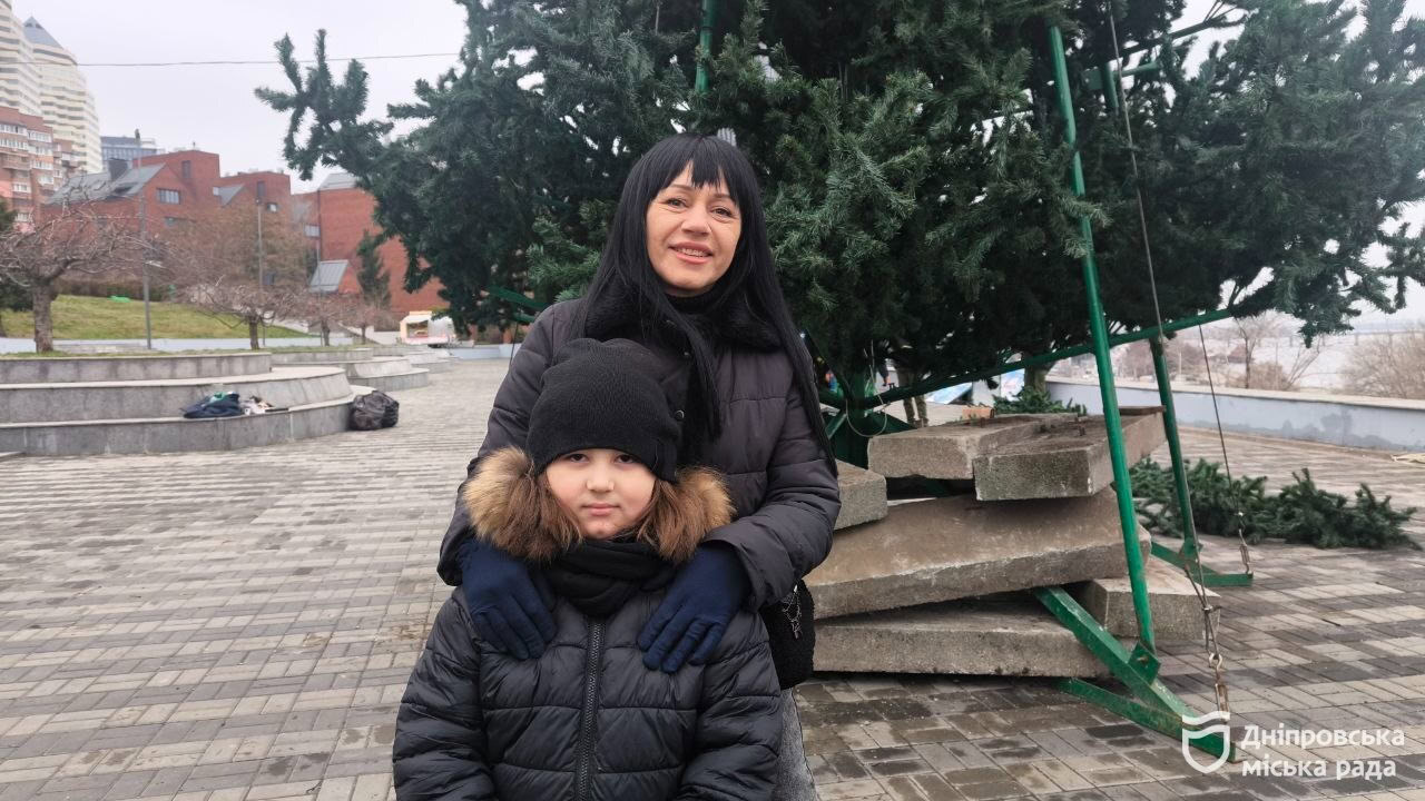 Дніпро розпочав підготовку до Різдва: у парках встановлюють ялинки та святкові локації