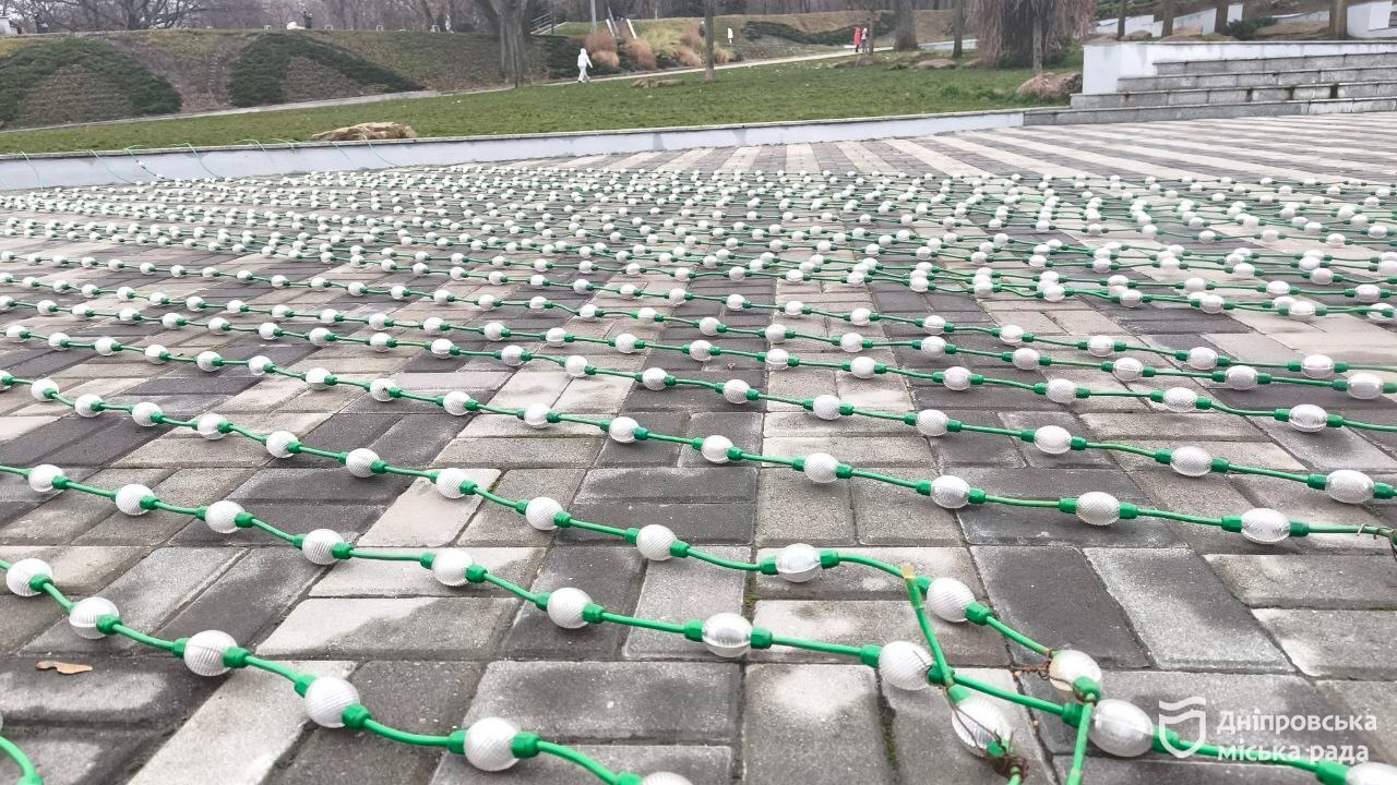 Дніпро розпочав підготовку до Різдва: у парках встановлюють ялинки та святкові локації