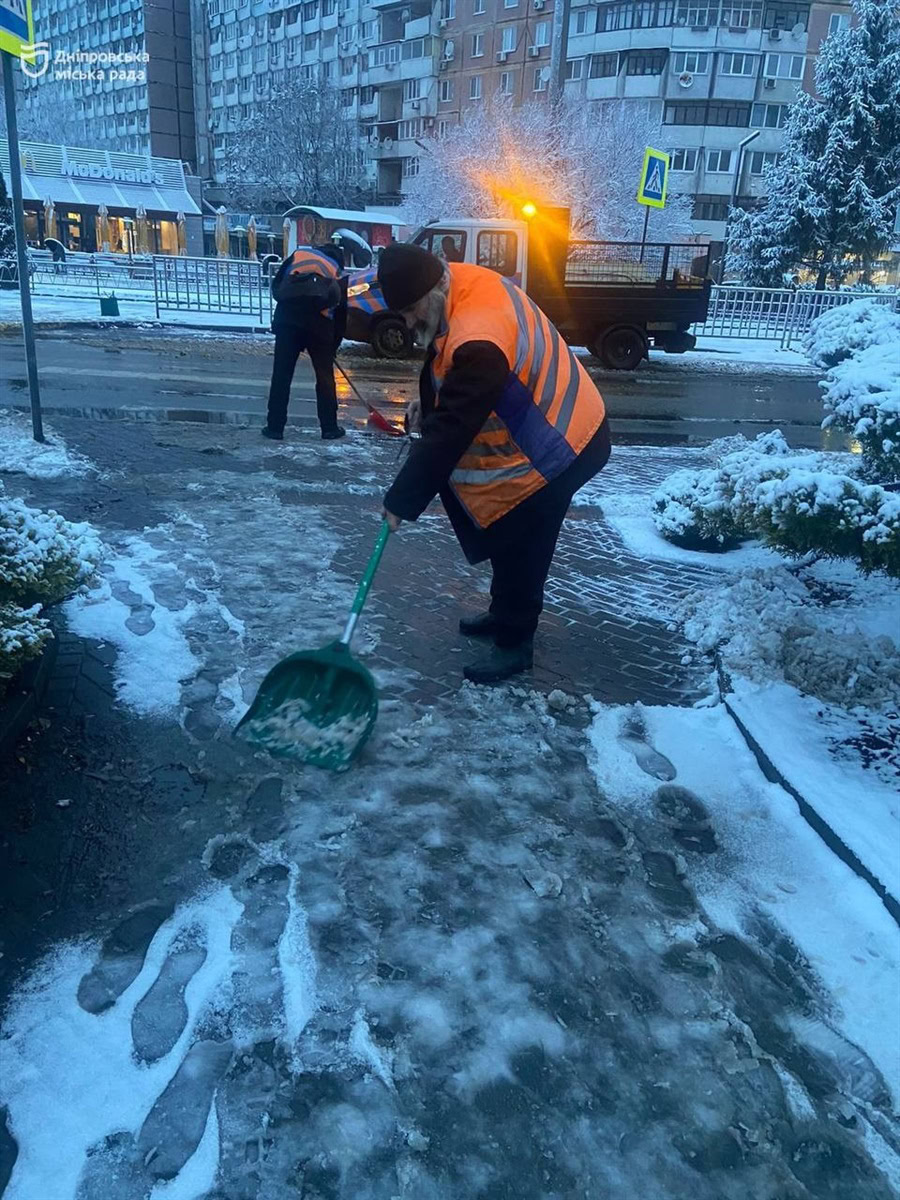 Зимовий ранок у Дніпрі: як місто бореться зі снігом