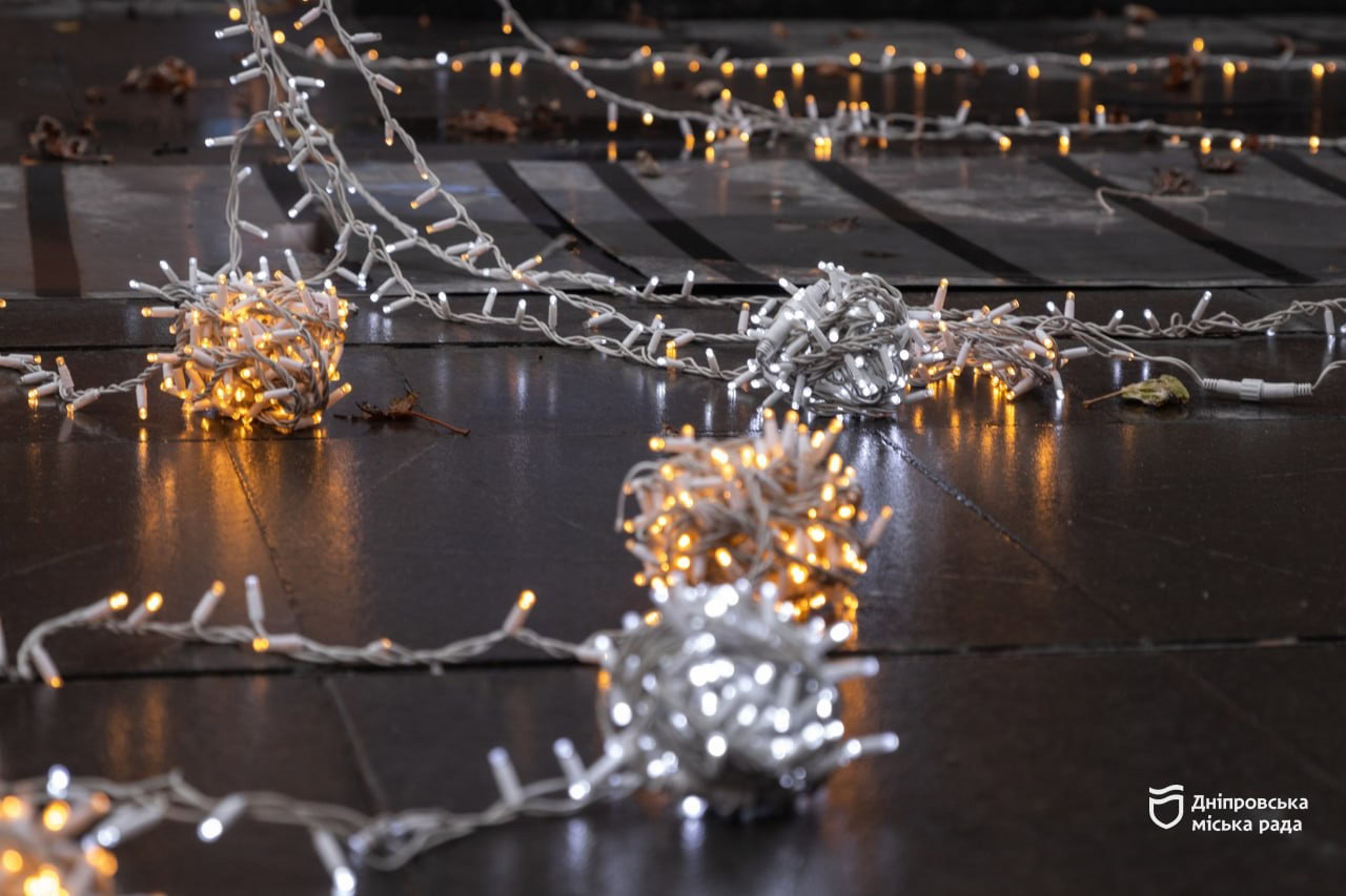 У Дніпрі встановлюють новорічну ілюмінацію, яка працюватиме під час відключень світла