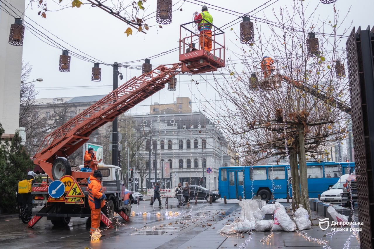 У Дніпрі встановлюють новорічну ілюмінацію, яка працюватиме під час відключень світла