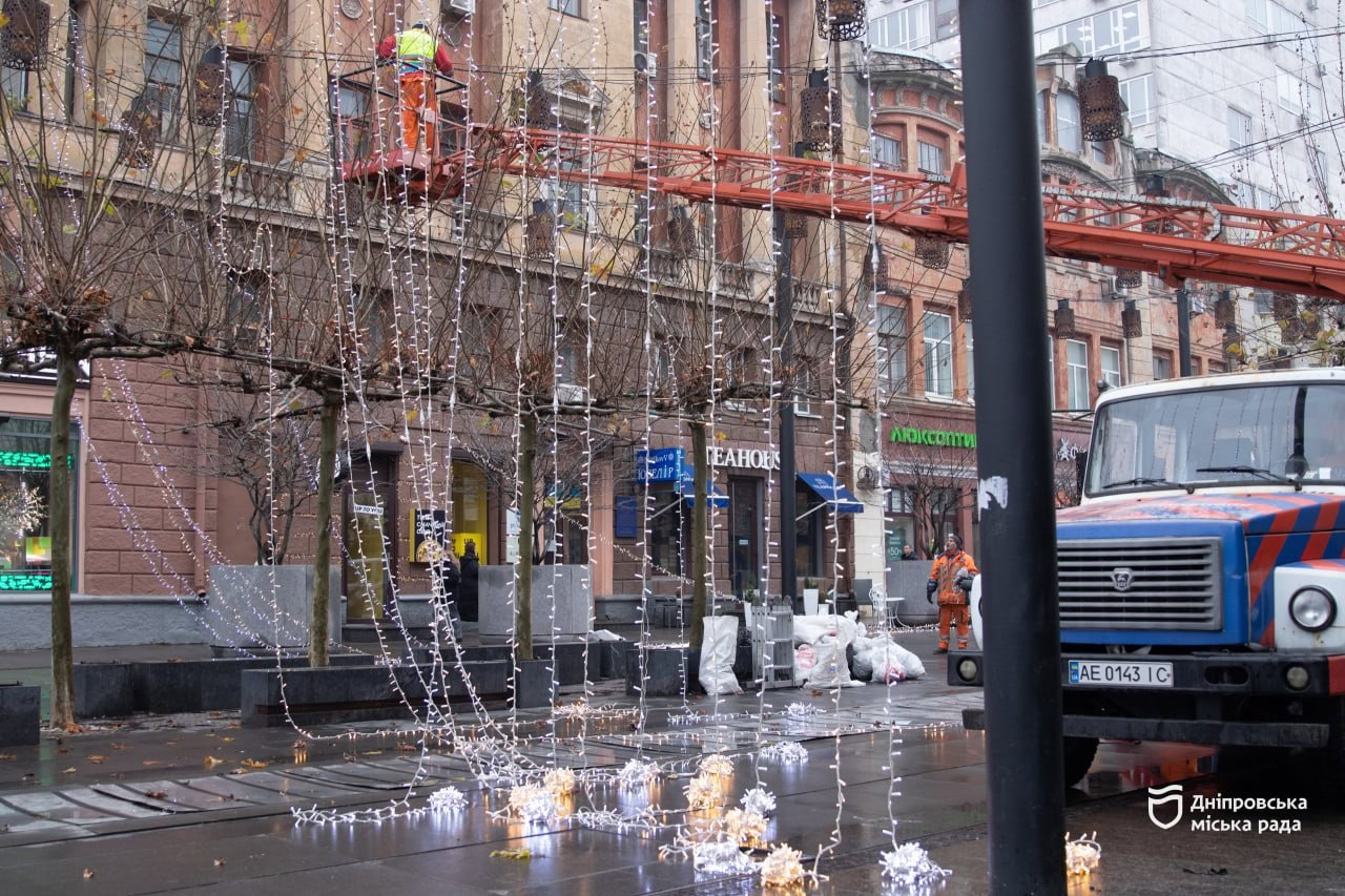 У Дніпрі встановлюють новорічну ілюмінацію, яка працюватиме під час відключень світла